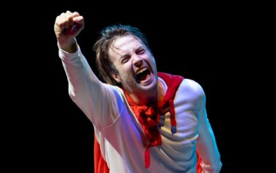 CAPITAN AMAZING, UMANISSIMO SUPEREROE di Alistair McDowall